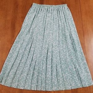 Leslie Fay Mint Green Pleated Flowy Skirt